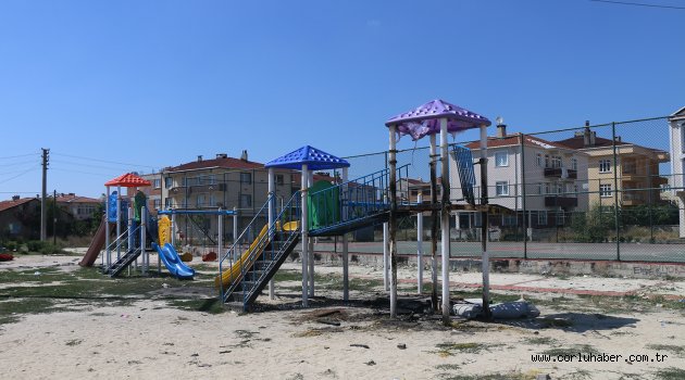 Çocuk Oyun Gruplarını Yaktılar