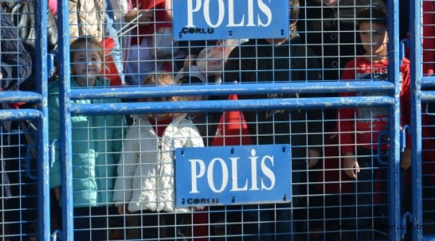 Cumhuriyet Bayramı Töreninde Bariyer Engeli