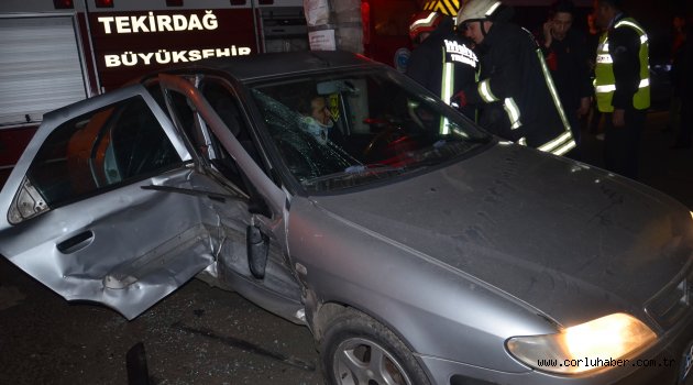 Ehliyetsiz Sürücünün Çarptığı Otomobilin Sürücüsü Araçta Sıkıştı