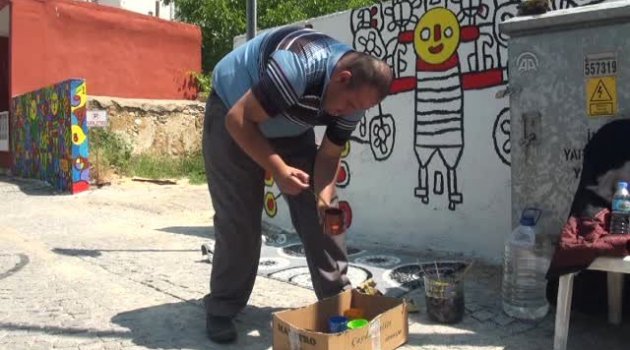 Engelli Ressam Hayallerini, Duvara Yansıtıyor