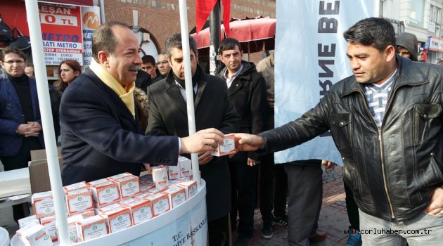 GÜRKAN, KANDİL SİMİDİ İKRAM ETTİ