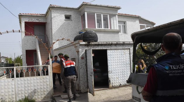 Kendi evinde bıçaklanarak öldürüldü