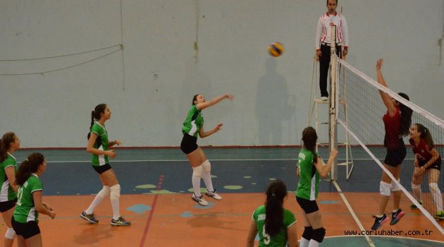 Küçük Kızlar Voleybol Takımımız Namağlup Devam Ediyor