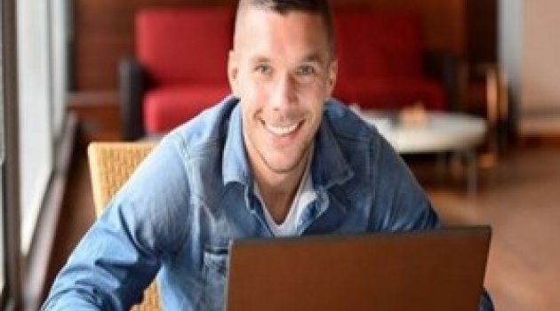 Podolski 2. kez baba oluyor