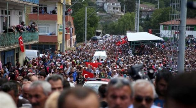 Şehit astsubayı 15 bin kişi uğurladı