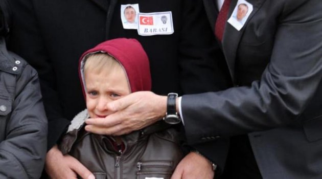 Şehit Haydar Çetin’in 6 yaşındaki oğlu tören boyunca gözyaşı döktü