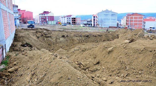 Süleymanpaşa Belediyesi ekipleri inşaat kazısında hasar gören apartmanı tahliye etti