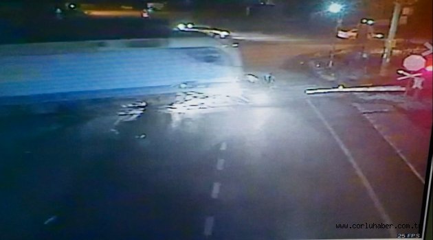 Ters Şeritten Geldi Bariyerleri Aştı Trenin Altında Kaldı Böyle Görüntülendi
