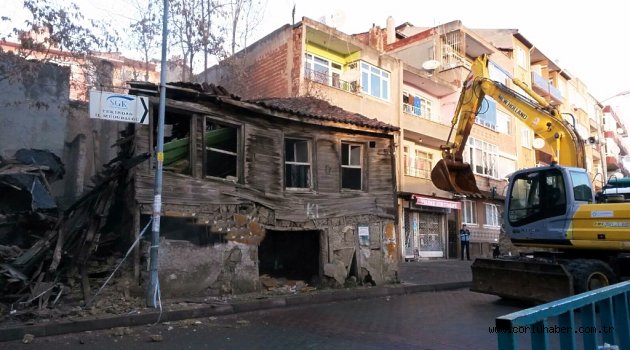 Tescilsiz metruk binalar Süleymanpaşa Belediyesi ekiplerince yıkıldı