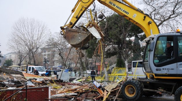 Yıkım emri kesinleşen büfe Süleymanpaşa Belediyesi ekiplerince yıkıldı