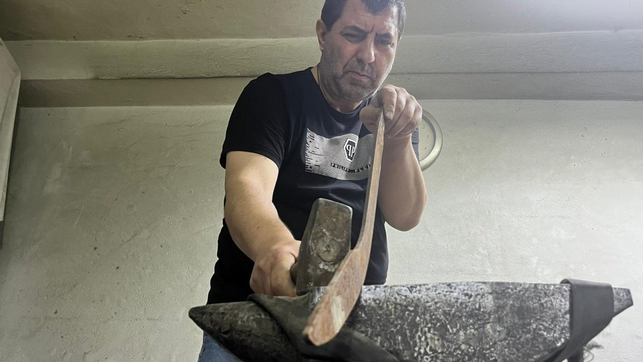 15 yıldır kişiye özel ve dönemin estetiğine uygun kılıç üretiyor