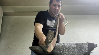 15 yıldır kişiye özel ve dönemin estetiğine uygun kılıç üretiyor