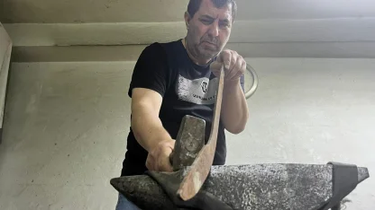 15 yıldır kişiye özel ve dönemin estetiğine uygun kılıç üretiyor