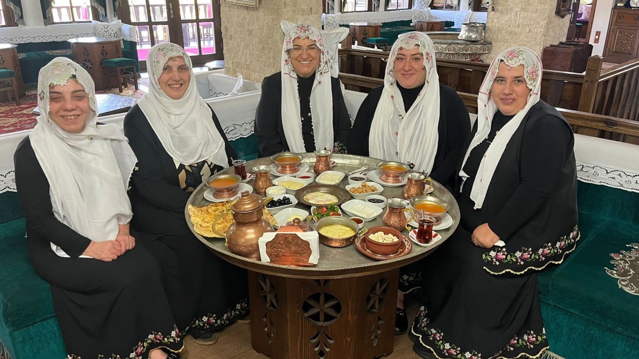 9 kadınla kurduğu Türkiye’nin ilk ‘köy kadın dayanışma derneği’ni 115 üyesiyle dünyaya tanıtıyor