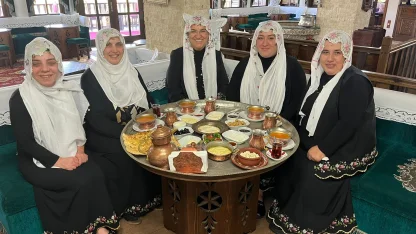9 kadınla kurduğu Türkiye’nin ilk ‘köy kadın dayanışma derneği’ni 115 üyesiyle dünyaya tanıtıyor