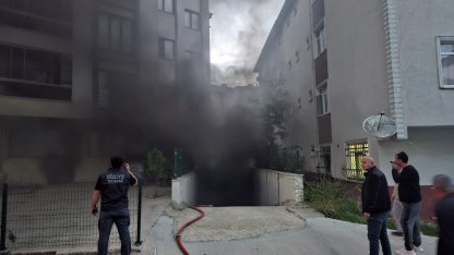 Apartman otoparkındaki otomobilde patlama sonrası yangın; mahsur kalan 9 kişi itfaiye merdiveniyle kurtarıldı