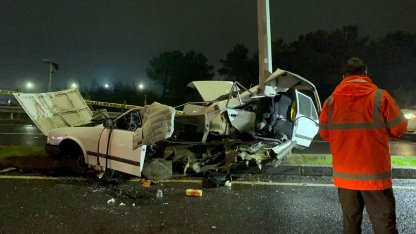 Aydınlatma direğine çarpan otomobil ikiye ayrıldı; sürücü yaralandı