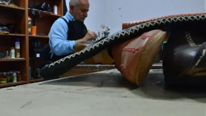 Babasının Kore Savaşı’nda askerlerden öğrendiği ayakkabıcılık mesleğini sürdürüyor
