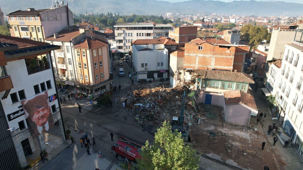 Balıkesir Sındırgı'da depremin ardından ağır hasarlı binalarda yıkım sürüyor