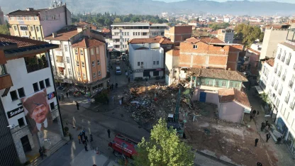 Balıkesir Sındırgı'da depremin ardından ağır hasarlı binalarda yıkım sürüyor
