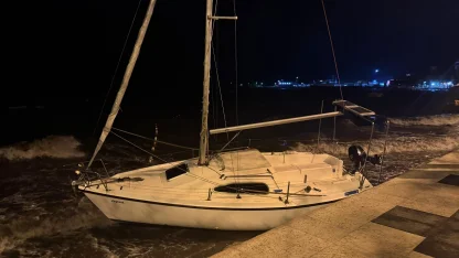 Balıkesir’de lodos, tekne ve yelkenlileri karaya sürükledi