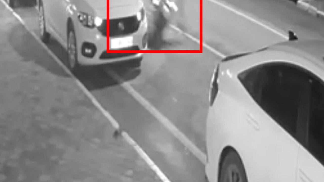 Balıkesir’de motosikletin yayaya çarptığı kaza kamerada: 2 yaralı