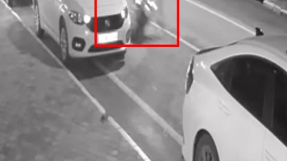 Balıkesir’de motosikletin yayaya çarptığı kaza kamerada: 2 yaralı