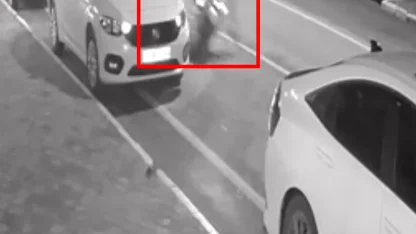 Balıkesir’de motosikletin yayaya çarptığı kaza kamerada: 2 yaralı