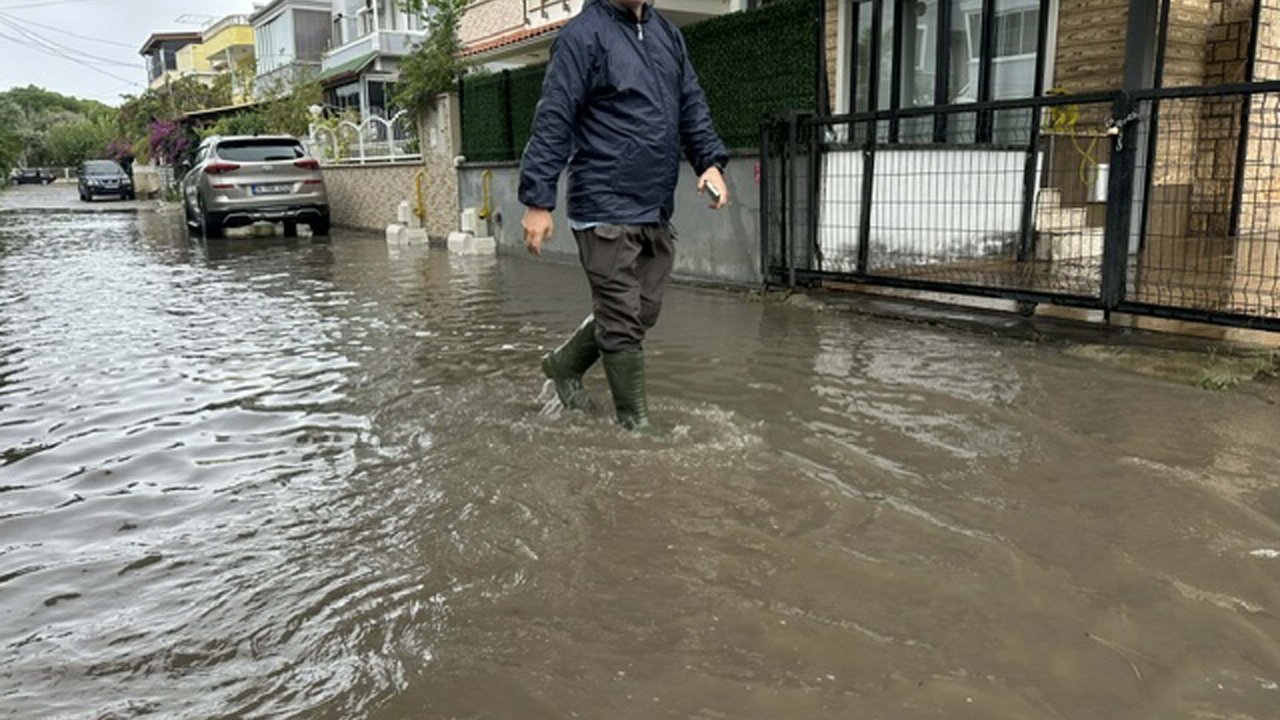 Balıkesir&#039;de sağanak; cadde ve sokaklar göle döndü