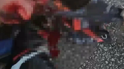 Bariyere çarpan motosikletin sürücüsü ağır yaralandı; kaza kask kamerasında