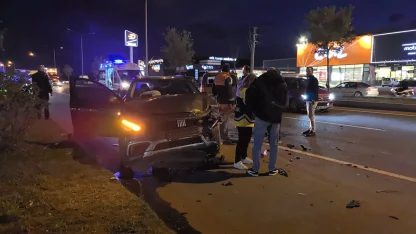 Bursa'da 3 aracın karıştığı zincirleme trafik kazası: 3 yaralı