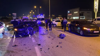 Bursa'da 5 aracın karıştığı zincirleme trafik kazası: 3 yaralı