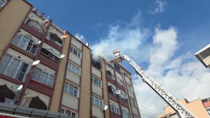Bursa'da 5 katlı binanın en üst katında çıkan yangın söndürüldü