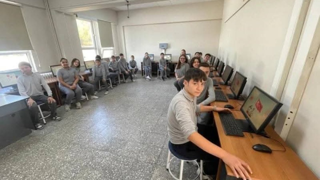 Bursa'da kamu kaynaklarıyla eğitime destek: 15 bilgisayarla Orhaneli’de bilişim sınıfı oluşturuldu