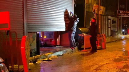 Bursa'da kapalı olan tekel bayiine tabanca ile ateş açıldı