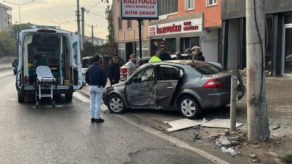 Bursa’da otomobil beton direğe çarptı: 1 yaralı