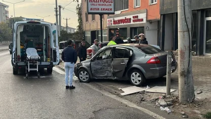 Bursa’da otomobil beton direğe çarptı: 1 yaralı