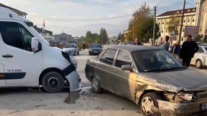 Bursa’da otomobil ile servis minibüsü çarpıştı: 1 yaralı