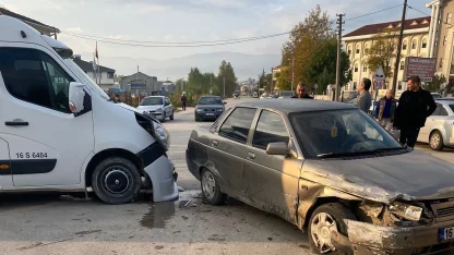 Bursa’da otomobil ile servis minibüsü çarpıştı: 1 yaralı