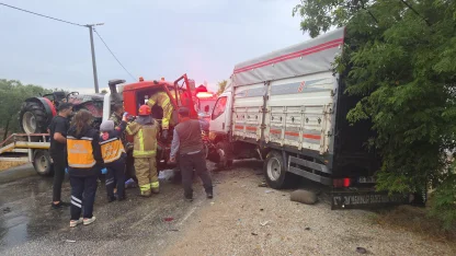 Bursa’da traktör yüklü çekici ile kamyonet çarpıştı: 4 yaralı