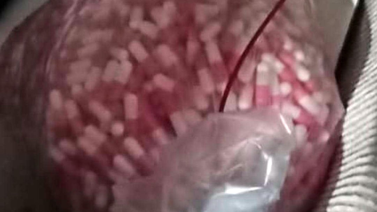 Çalıştığı ilaç fabrikasından çaldığı ham madde ile evinde uyuşturucu hap üretirken yakalandı