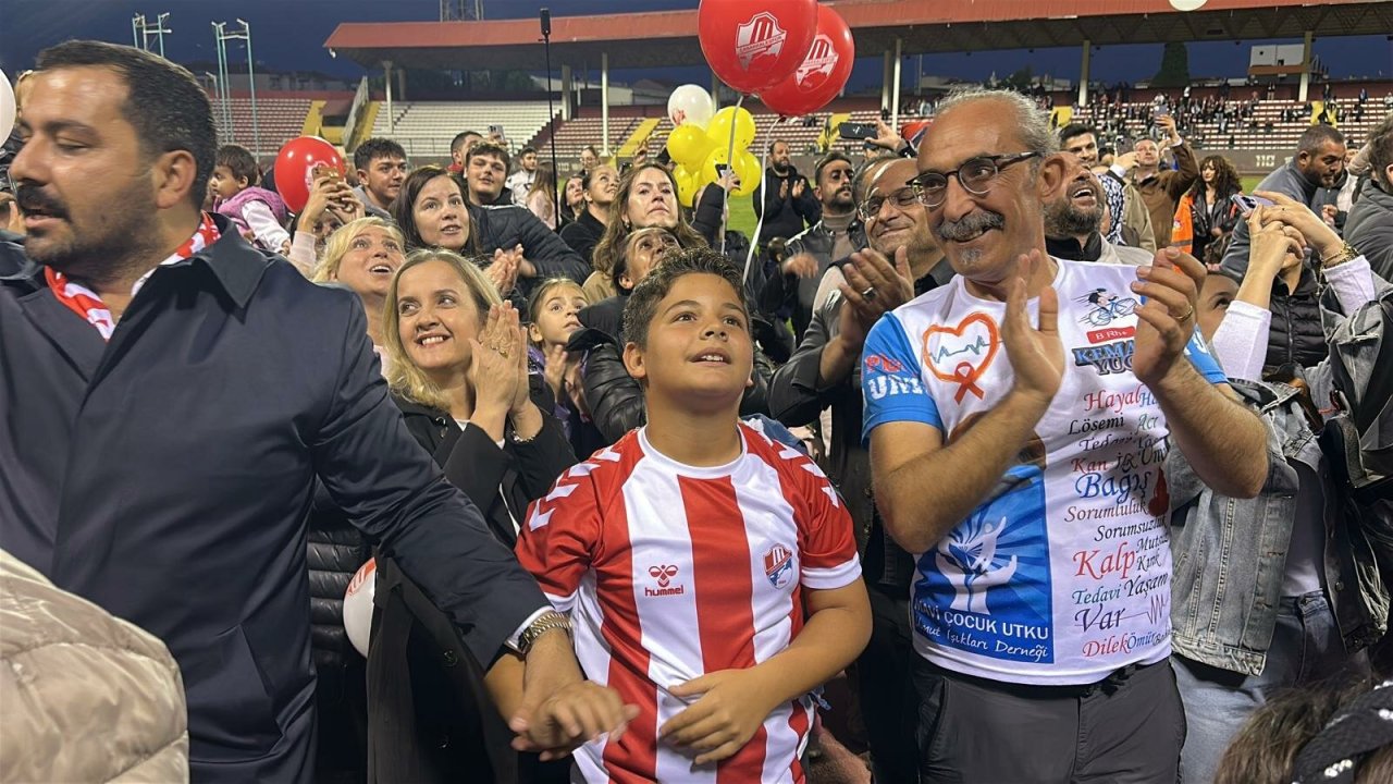 Çanakkale’de kanseri yenen Gencay için yüzlerce balon gökyüzüne bırakıldı