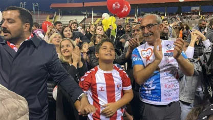 Çanakkale’de kanseri yenen Gencay için yüzlerce balon gökyüzüne bırakıldı