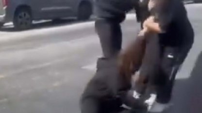Çanakkale’de liseli 2 kız öğrenci okul çıkışında kavga etti; o anlar kamerada