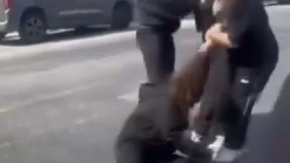 Çanakkale’de liseli 2 kız öğrenci okul çıkışında kavga etti; o anlar kamerada
