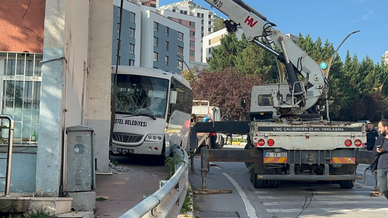 Cenaze dönüşü, polis ve yakınlarını taşıyan midibüs duvara çarptı: 3’ü polis, 7 yaralı / Video eklendi
