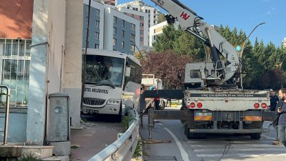 Cenaze dönüşü, polis ve yakınlarını taşıyan midibüs duvara çarptı: 3’ü polis, 7 yaralı / Video eklendi