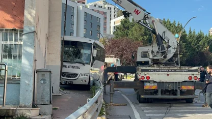 Cenaze dönüşü, polis ve yakınlarını taşıyan midibüs duvara çarptı: 3’ü polis, 7 yaralı / Video eklendi