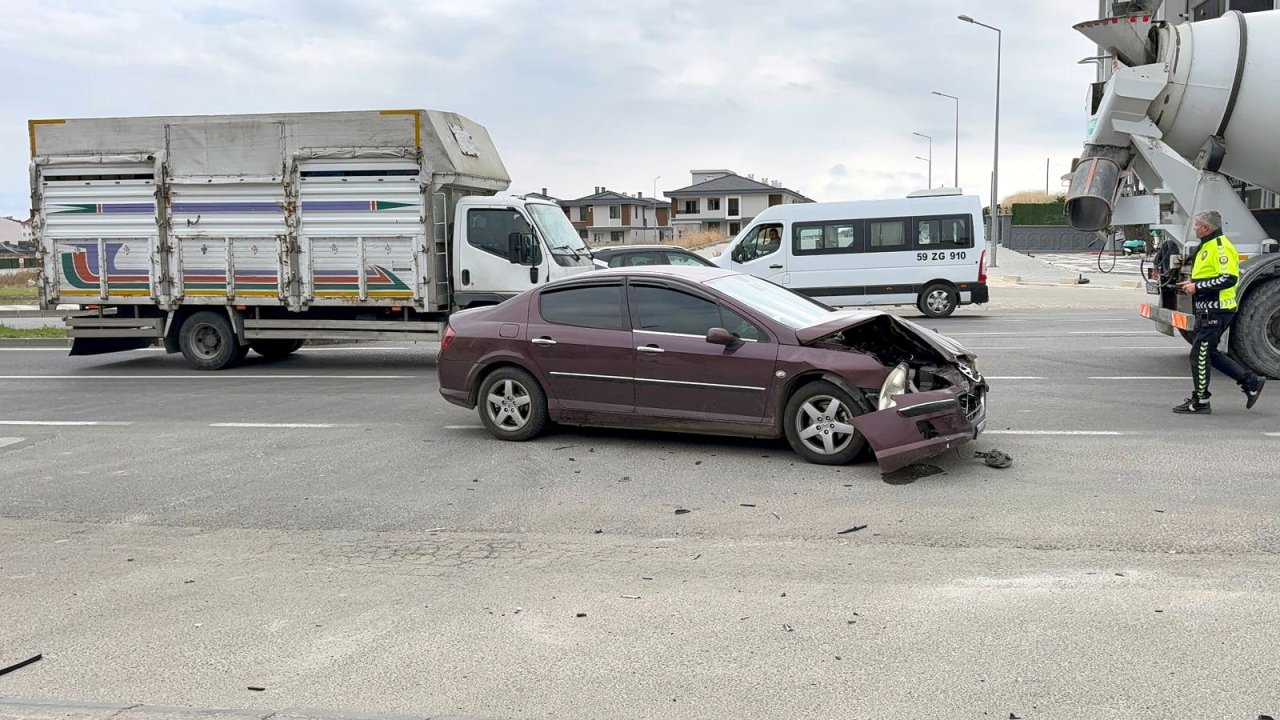Çorlu’da kavşak üzerinde iki otomobil çarpıştı; 2 yaralı