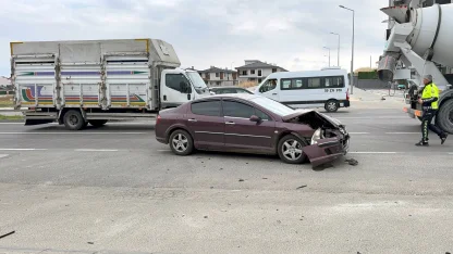 Çorlu’da kavşak üzerinde iki otomobil çarpıştı; 2 yaralı